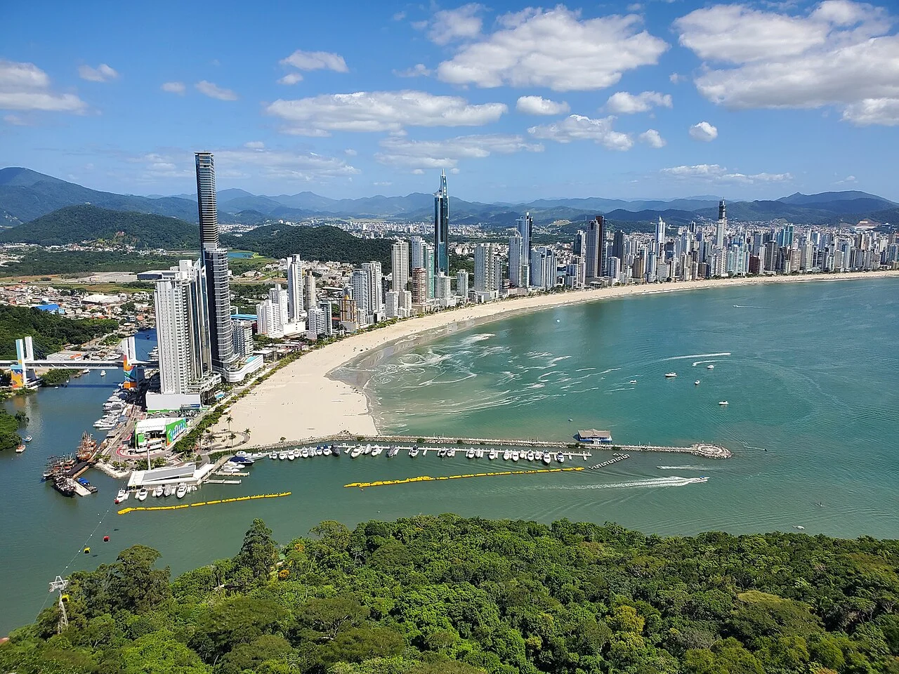 Skyline real de Balneário Camboriú, Santa Catarina, visto do Parque Unipraias